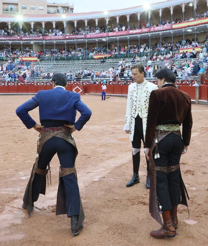 Imagen secundaria 2 - Natural con la mano derecha de Emilio de Justo a Buenasuerte, Ismael Martín y Marco Pérez a hombros en La Glorieta en la corrida de toros del 19 de septiembre, en una jornada triunfal previa a la suspensión que tuvo lugar al día siguiente en el festejo de rejones en el que solo se pudieron lidiar cuatro toros antes de la tromba de agua que cayó sobre el coco charro.